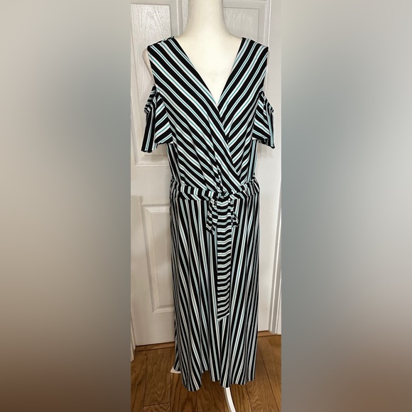 Lane Bryant Dresses & Skirts - Lane Bryant dress green white black cold shoulder sleeve maxi v-neck  Size 18 20